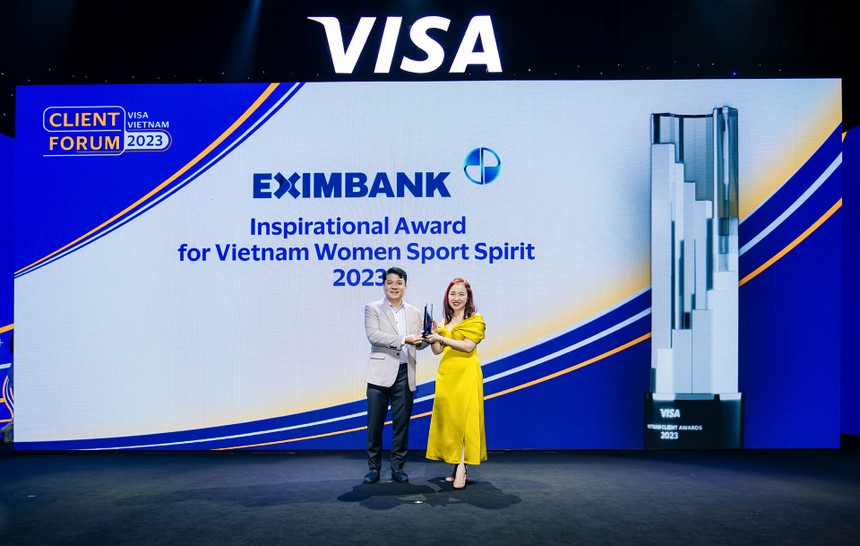 Bà Nguyễn Trần Kim Chi, Giám đốc phụ trách Marketing Việt Nam & Lào của Visa trao tặng giải thưởng cho đại diện Eximbank – Ông Nguyễn Hoàng, Giám đốc Trung tâm Thẻ Eximbank