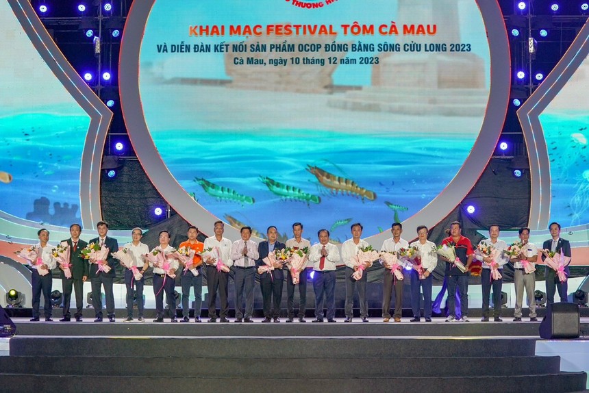 Đại diện Nam A Bank, ông Trần Thanh Tùng – Giám đốc Khối Khách hàng Cá nhân (ngoài cùng bìa phải) nhận hoa cảm ơn từ Ban tổ chức