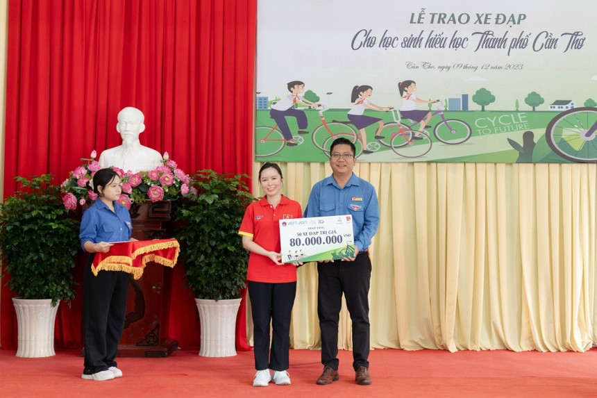 Bà Trần Phương Ngọc Thảo – Chủ tịch JCI Việt Nam 2024, Phó Chủ tịch HĐQT PNJ đại diện trao tặng xe đạp cho các học sinh hiếu học trên địa bàn tỉnh Cần Thơ (Ảnh: Ban tổ chức)