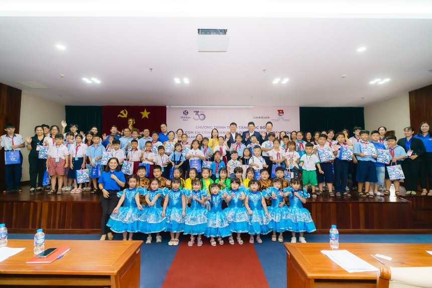 Ngân hàng Shinhan, thành đoàn TP.HCM tặng học bổng, quà cho học sinh nghèo vượt khó