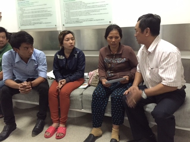 Đại diện HBC (áo trắng) thăm hỏi gia đình người gặp nạn tại bệnh viện