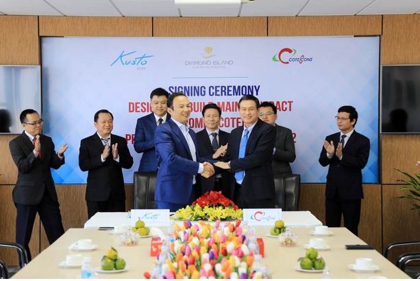 Ông Murat Utemisov, CEO Kusto Home và ông Nguyễn Bá Dương, Tổng giám đốc Coteccons ký hợp đồng 