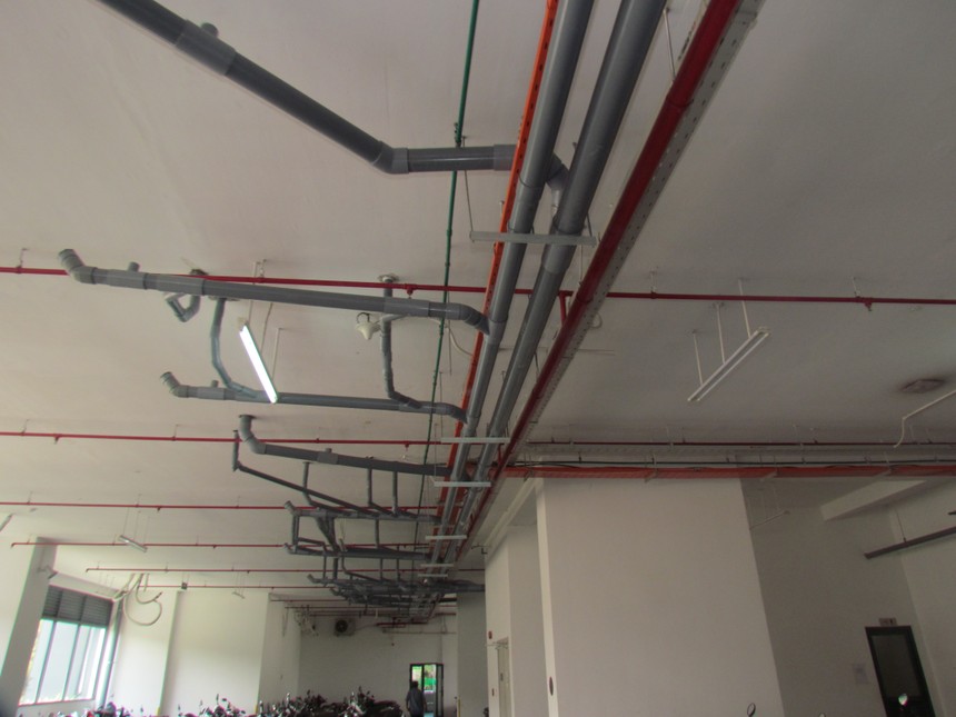 Hệ thống các đường ống thoát nước thải sinh hoạt và chất thải được bố trí dưới sàn lầu 2 làm che khuất các đầu phun nước báo cháy, gây mất mỹ quan và an toàn PCCC ở trần lầu 1, cũng là tầng để xe