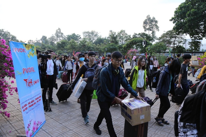 Hơn 1.300 sinh viên “Cùng PVOIL về quê đón Tết”