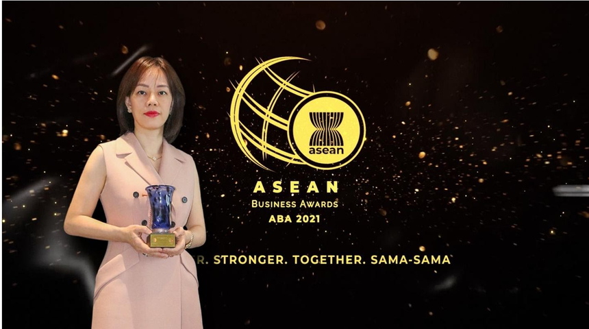 Bà Ngô Thị Thùy Linh, Chủ tịch HĐQT Smart Invest nhận giải thưởng doanh nghiệp xuất sắc trong khu vực ASEAN hạng mục Nữ doanh nhân tiêu biểu