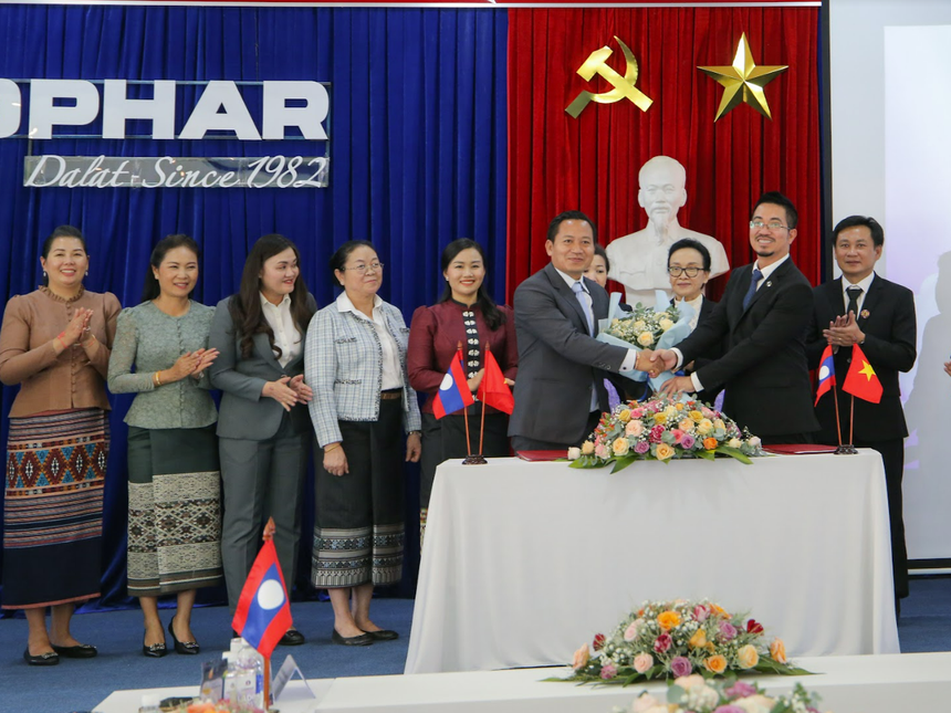 Buổi lễ ký kết có sự chứng kiến của phái đoàn ngoại giao Lào