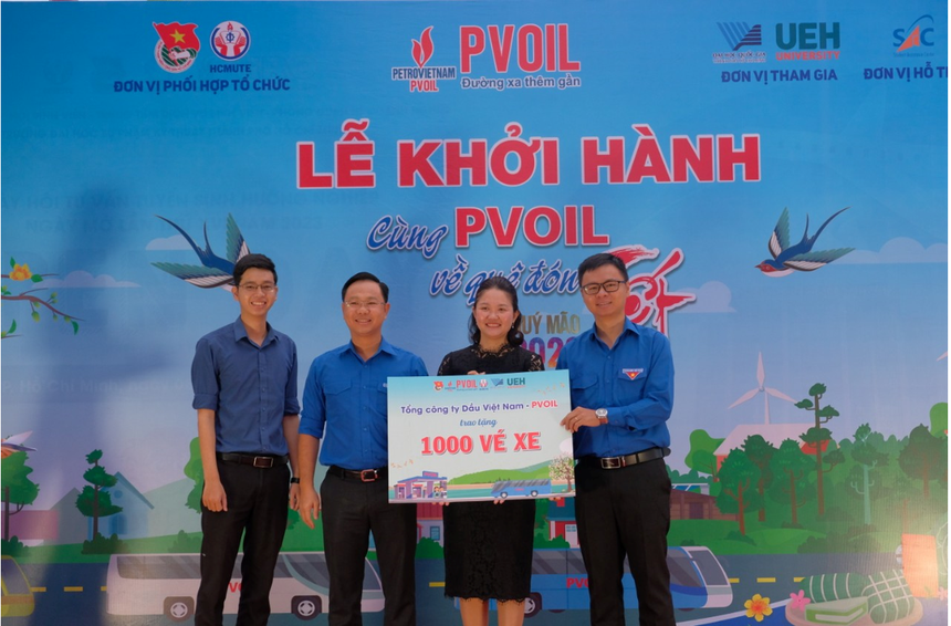 Anh Mai Xuân Hải - Bí thư Đoàn PVOIL tặng tượng trưng vé xe cho Đoàn Thanh niên các trường