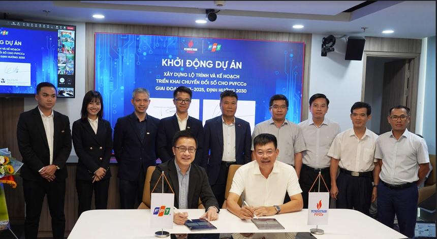 Ông Lê Cự Tân, Tổng giám đốc PVFCCo và ông Trần Huy Bảo Giang, Tổng giám đốc FPT Digital ký kết Dự án Tư vấn chuyển đổi số toàn diện