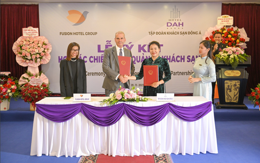 Đại diện Công ty cổ phần Tập đoàn Khách sạn Đông Á và Fusion Hotel Group ký kết biên bản hợp tác chiến lược