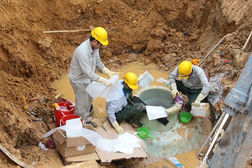 Sau hơn 6 năm đưa vào hoạt động, đường ống nước sạch Sông Đà đã gặp sự cố lần thứ 16, gây thiệt hại hơn 13 tỷ đồng. Ảnh: Bá Đô