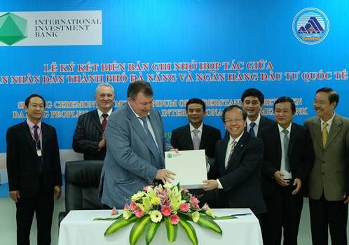 Đại diện lãnh đạo TP Đà Nẵng và Ngân hàng quốc tế IIB trao biên bản ghi nhớ thỏa thuận hợp tác giữa hai bên