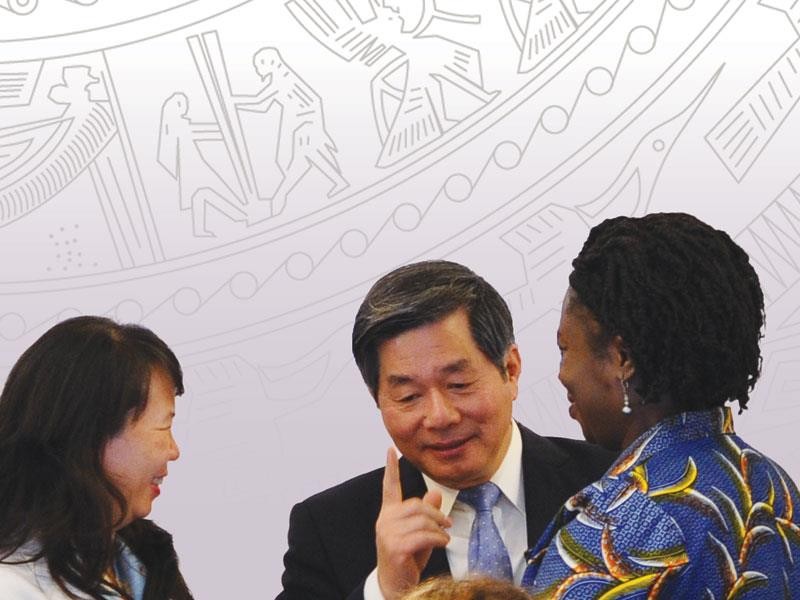 Bộ trưởng Bộ Kế hoạch và Đầu tư Bùi Quang Vinh và các đại biểu tại Diễn đàn Doanh nghiệp Việt Nam năm 2015.