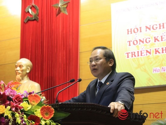 Thứ trưởng Bộ TT&TT Trương Minh Tuấn trình bày báo cáo đánh giá công tác báo chí năm 2015, phương hướng, mục tiêu, nhiệm vụ, giải pháp năm 2016