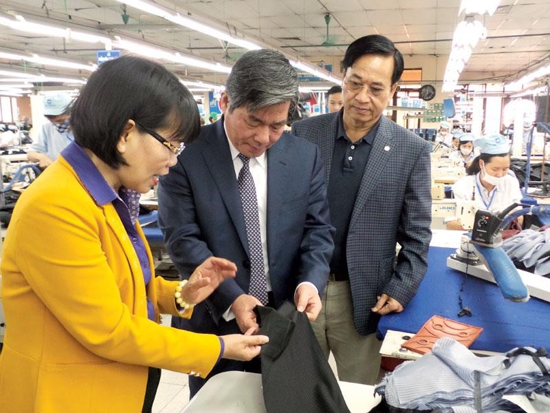 Bộ trưởng Bùi Quang Vinh thăm phân xưởng sản xuất veston của May 10