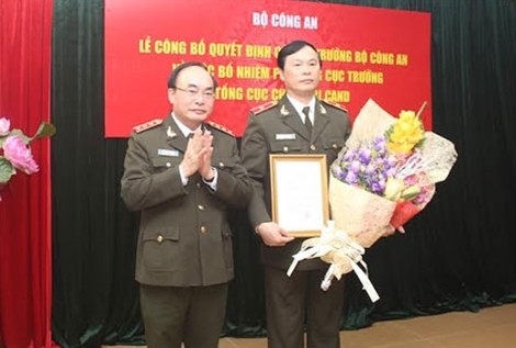 Thứ trưởng Bùi Quang Bền trao Quyết định bổ nhiệm cho Thiếu tướng Bùi Minh Giám.