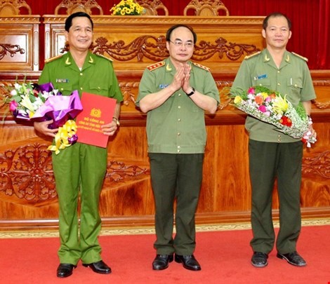 Thượng tướng Bùi Quang Bền, Thứ trưởng Bộ Công an trao các Quyết định của Bộ trưởng Bộ Công an cho Đại tá Nguyễn Hải Sơn (phải) và Đại tá Phan Hoàng Lắm (trái)