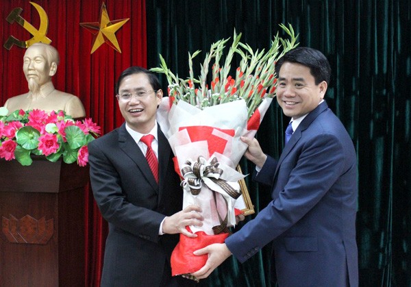 Ông Nguyễn Đức Chung, Chủ tịch UBND TP. Hà Nội trao quyết định bổ nhiệm Giám đốc Sở Kế hoạch và Đầu tư cho ông Nguyễn Văn Tứ (ảnh VP UBND)
