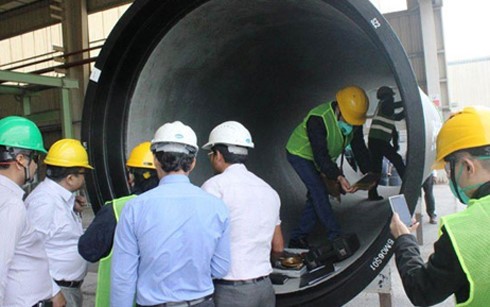 Đoàn chuyên gia của Viwasupco kiểm tra cơ sở sản xuất của Jindal Saw tại Abu Dhabi. (Ảnh: Internet)