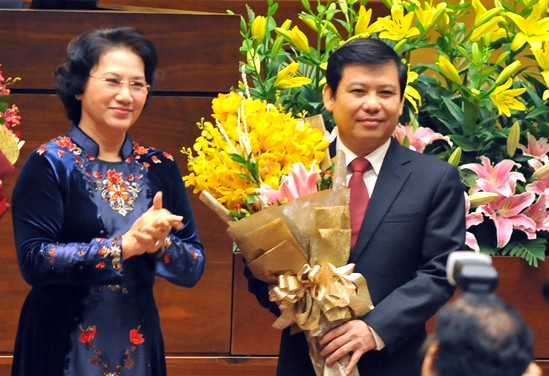 Chủ tịch Quốc hội Nguyễn Thị Kim Ngân chúc mừng đồng chí Lê Minh Trí. Ảnh VGP/Nhật Bắc