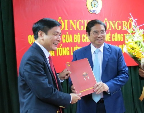 Đồng chí Phạm Minh Chính trao Quyết định cho đồng chí Bùi Văn Cường.