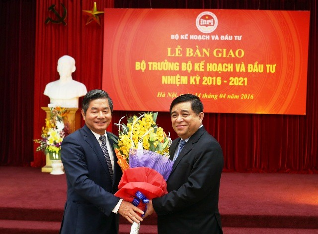 Nguyên Bộ trưởng Bùi Quang Vinh tin tưởng rằng tân Bộ trưởng Nguyễn Chí Dũng sẽ tiếp tục chèo lái "con thuyền" Bộ Kế hoạch và Đầu tư đạt được nhiều thành tựu trong công cuộc đổi mới và phát triển đất nước