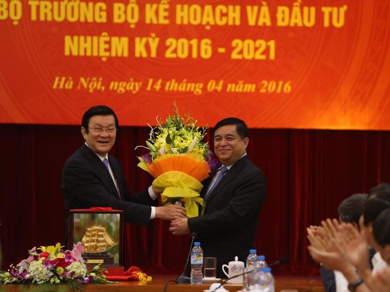 Nguyên Chủ tịch nước Trương Tấn Sang tặng hoa tân Bộ trưởng Bộ Kế hoạch và Đầu tư Nguyễn Chí Dũng tại Lễ bàn giao ngày 14/4/2016 (ảnh: Đức Thanh)