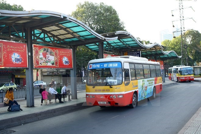 Xe buýt Hà Nội vận chuyển khách tại điểm trung chuyển Long Biên. (Ảnh: Huy Hùng/TTXVN)