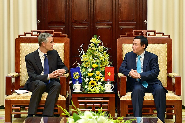 Phó Thủ tướng Chính phủ Vương Đình Huệ tiếp ông John Nelmes. Ảnh: VGP/Thành Chung.