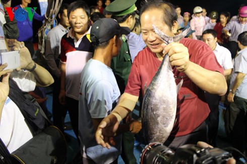 Bộ trưởng Trương Minh Tuấn trực tiếp mua, ăn cá của ngư dân Quảng Bình