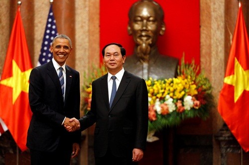 Việt - Mỹ ký một loạt văn kiện