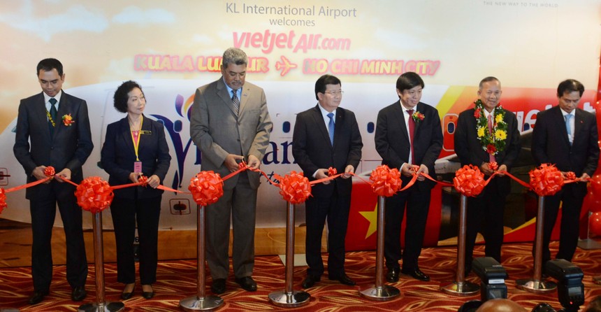 Phó thủ tướng Trịnh Đình Dũng và các quan chức cao cấp thực hiện nghi thức cắt băng khai trương đường bay mới của Vietjet
