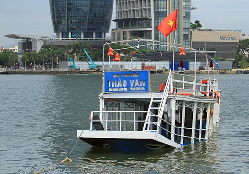 Con tàu chìm đã được lai dắt vào bờ để phục vụ công tác điều tra. Ảnh: Nguyễn Đông.