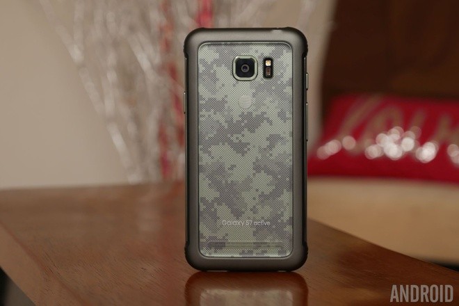 S7 Active không sử dụng chất liệu kính như trên Galaxy S7, đồng thời trang trí hoạ tiết kiểu quân đội. So với những phiên bản siêu bền trước, thiết bị mới của Samsung trông "hiền" hơn. Dù vậy, sản phẩm vẫn đạt chuẩn MIL-STD 810G: chịu được khi rơi từ độ c