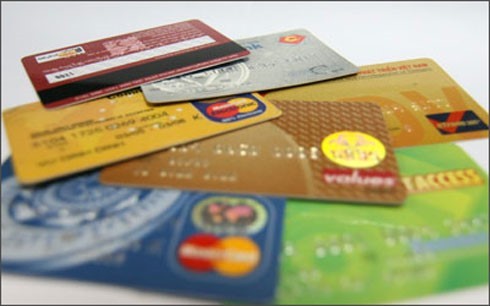 Tạm giữ hai đối tượng người Trung Quốc dùng thẻ ATM giả rút tiền