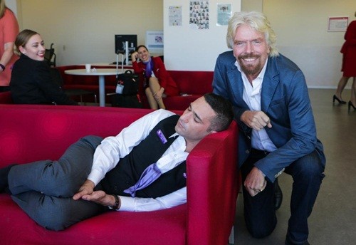 Richard Branson chụp ảnh cùng nhân viên ngủ gật. Ảnh: Virgin Australia