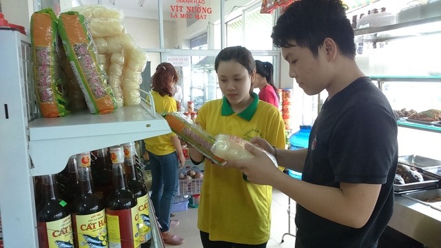 Người tiêu dùng chọn hàng trong siêu thị (Ảnh: Quang Huy)