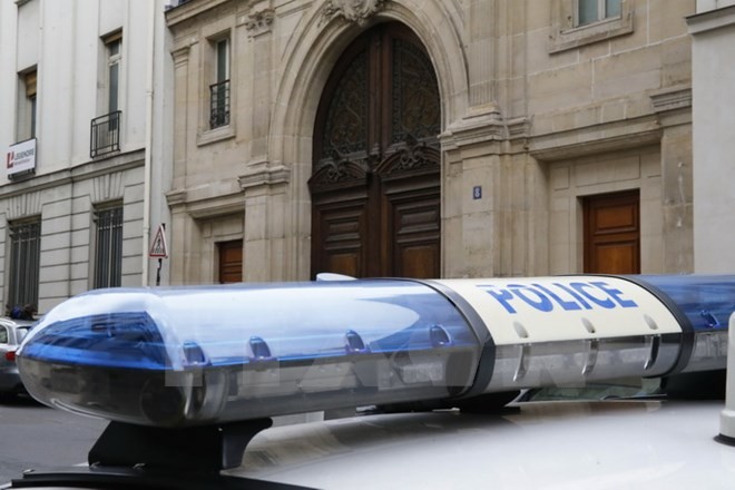 Xe của cảnh sát tới để tiến hành khám xét văn phòng đại diện của công ty Google tại Paris ngày 24/5. (Nguồn: AFP/TTXVN)