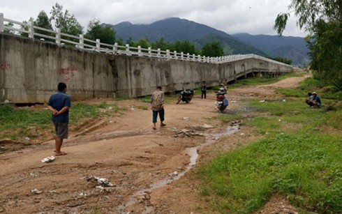 Chiếc cầu máng dẫn nước thủy lợi bị lún, gãy ở xã Tân Xuân, huyện Hàm Tân.
