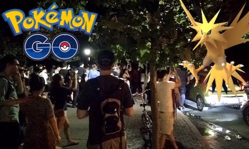 Hàng trăm người cùng hội về một điểm trong Công viên Trung tâm để "săn" một Pokemon hiếm.