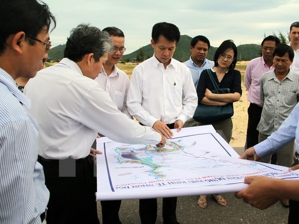 Tập đoàn dầu khí Thái Lan và các nhà tư vấn xem bản đồ quy hoạch Khu kinh tế Nhơn Hội ngày 14/8/2013. (Ảnh: Ly Kha/TTXVN).