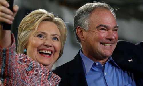 Ông Tim Kaine chính thức được bà Clinton đề cử làm ứng viên phó tổng thống Mỹ. Ảnh: Reuters