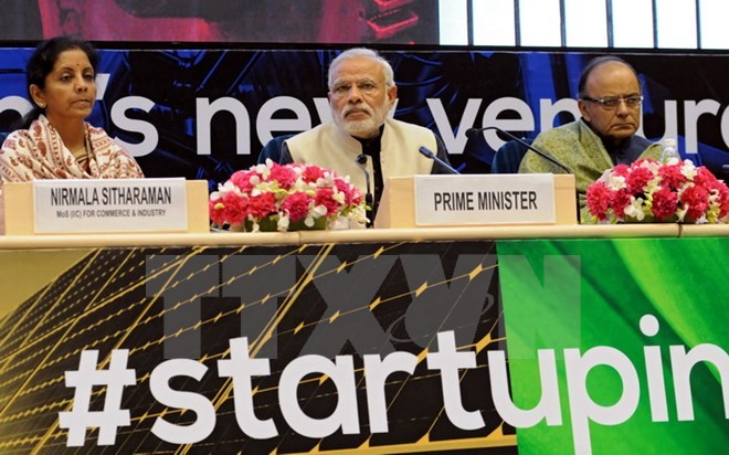 Bộ trưởng Thương mại Nirmala Sitharaman (trái) và Bộ trưởng Tài chính Arun Jaitley trong sự kiện "Khởi nghiệp Ấn Độ" ở New Delhi ngày 16/1. (Nguồn: EPA/TTXVN)