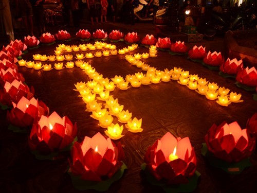 Thả hoa đăng trong đại lễ Vu Lan ở Việt Nam. Ảnh: Internet.