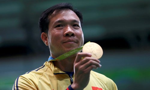 Xạ thủ Hoàng Xuân Vinh và chiếc HC Vàng Olympic môn bắn súng. Ảnh: Reuters.