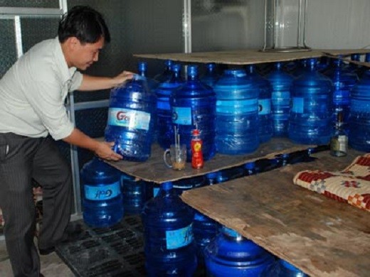 Hàng loạt cơ sở sản xuất nước uống đóng chai tại Hà Nội bị phát hiện không đạt chuẩn