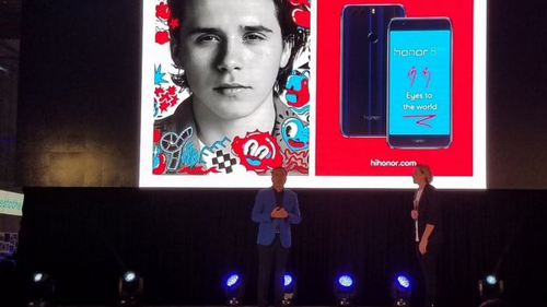Brooklyn Beckham là gương mặt quảng bá smartphone Honor 8 của Huawei.