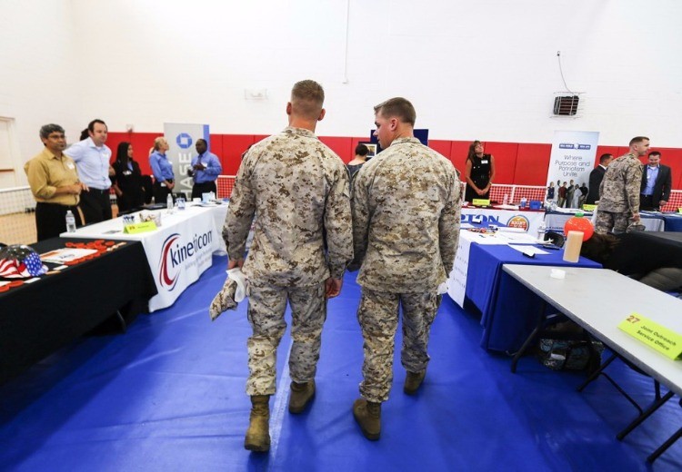 Các quân nhân Mỹ tham dự một hội chợ nghề nghiệp và đào tạo nghề tại Colorado. Ảnh: Reuters