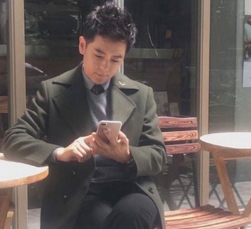 Ảnh Lâm Chí Dĩnh đang dùng một mẫu iPhone lạ lan truyền trên các trang mạng xã hội Trung Quốc.