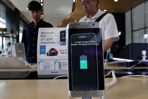 Sau khi phát hiện 35 trường hợp lỗi pin trong tổng số 2,5 triệu máy được bán ra, Samsung quyết định thu hồi Galaxy Note 7 ở 10 nước điện thoại này được phân phối đợt đầu. Ảnh: AP