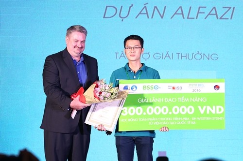 Phan Thành Đạt nhận học bổng “Lãnh đạo tài năng” trị giá 300 triệu đồng tại Ngày hội khởi nghiệp 2016.